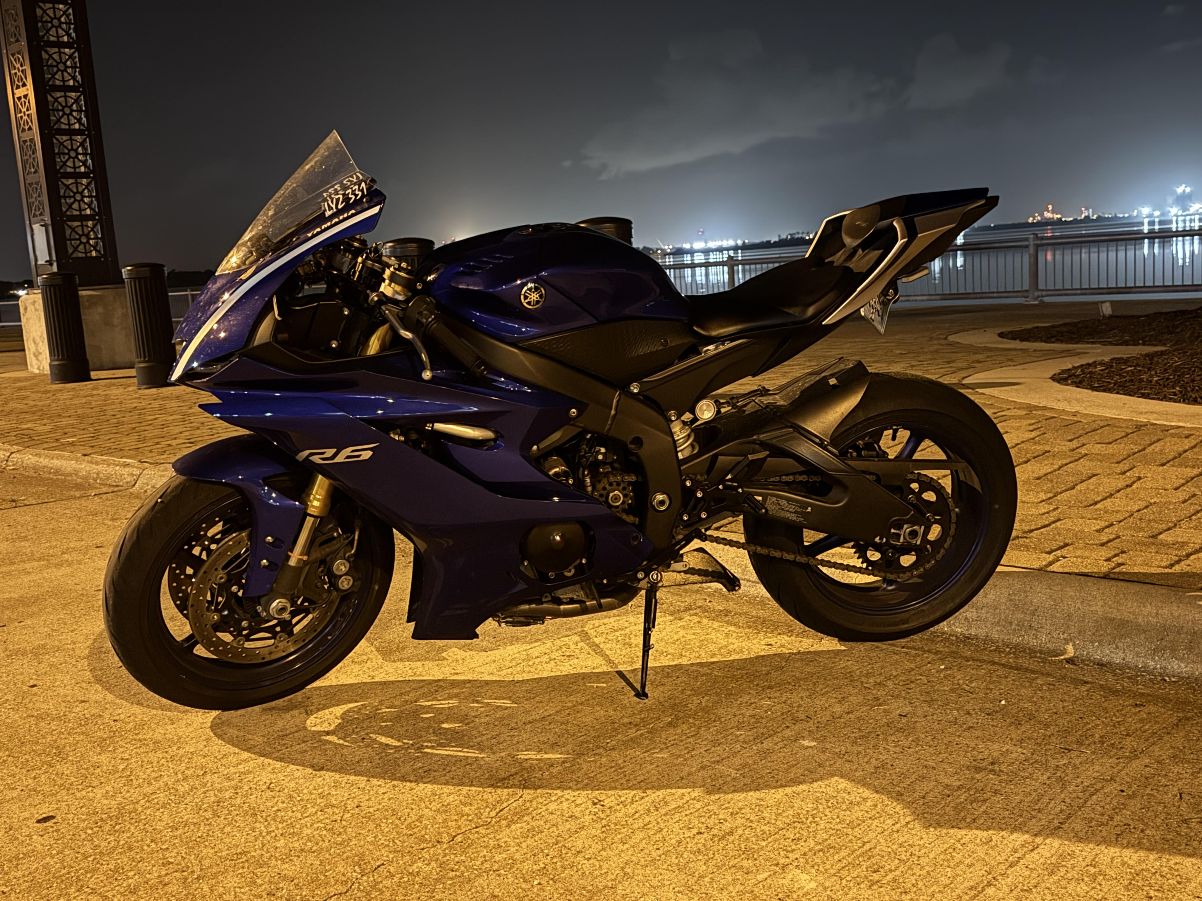 Picture of a blue R6 Yahama Motorcycle